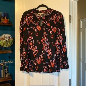 Stunning black floral blouse with keyhole detail. Size XL.